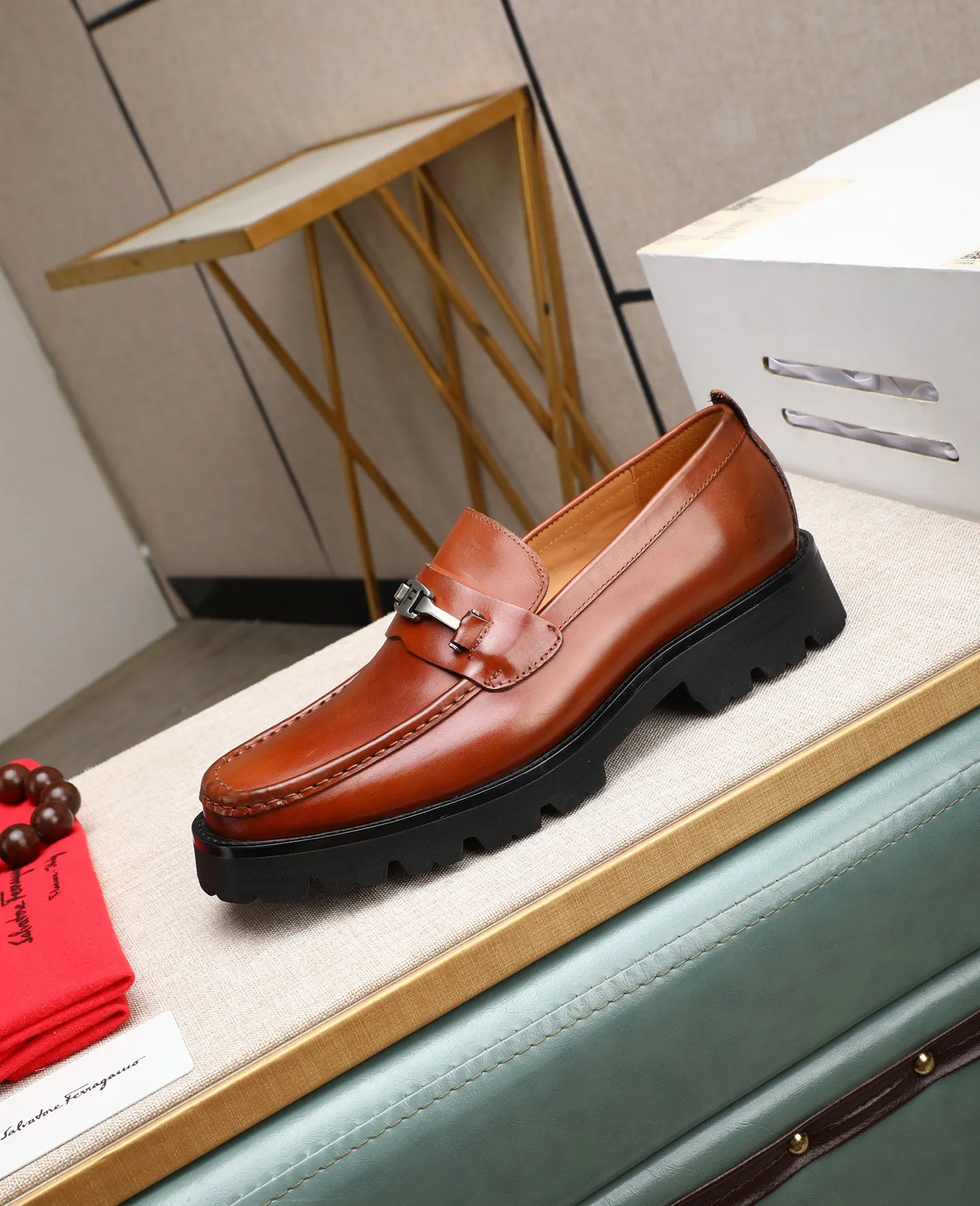 Men's shoes 💰500 📛📛(water-dyed cow lining) Salvatore Ferragamo high-end (Salvatore Ferragamo) is the top international luxury footwear brand. It comes from the fashion kingdom of Italy. It is famous all over the world for its traditional handmade design and novel styles...🚶🏻🚶🏻New suit shoes are available simultaneously at the counter. This model is purely handmade. The fabric is imported Italian calfskin➕soft water-dyed cowhide lining. Original authentic outsole🌀🌀Size: 38➖44.